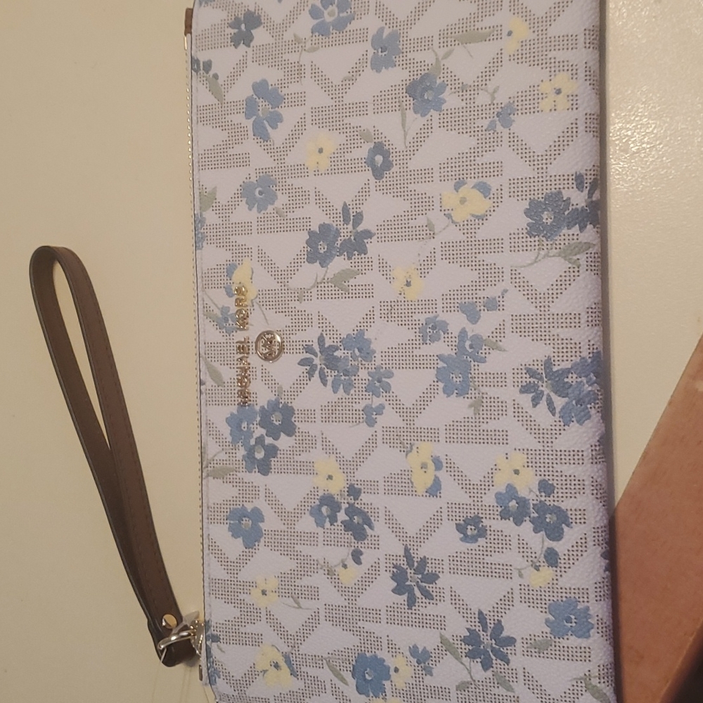 Clutch wristlet